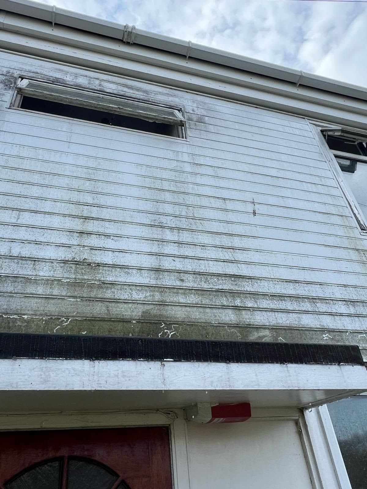 Grimy white house cladding before cleaning