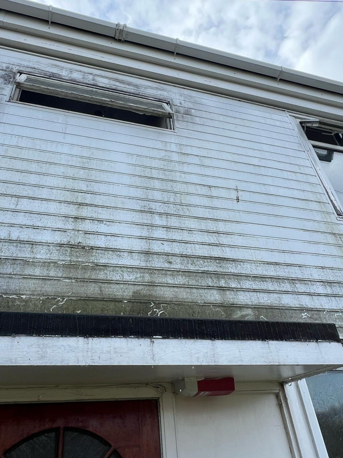 Grimy white house cladding before cleaning